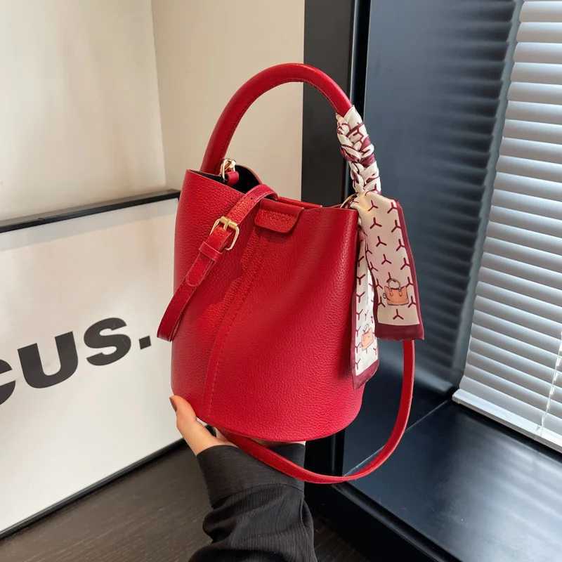 Luxury womens shoulder bag and cross bag red PU bucket dual-use womens bag 2024 Fi Versatile handbag and walletXJ250412