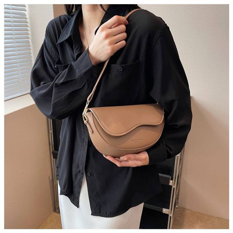 Texture Small Women's New Popular Retro Hundreds Of Crossbody Fashion Shoulder Armpit Saddle Bag