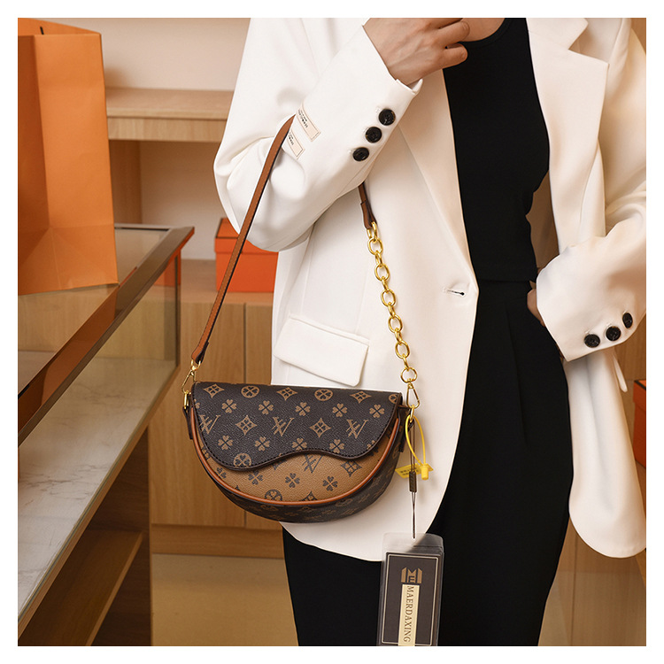 Women's saddle with texture new style for autumn winter printed women's fashionable cross body all-match and high-end sense shoulder bag