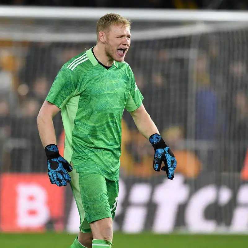 Football Receiver Gloves Kids Soccer Goalkeeper Gloves Breathable Athletic Gloves With High Grip Design Competition ProtectiveW251112