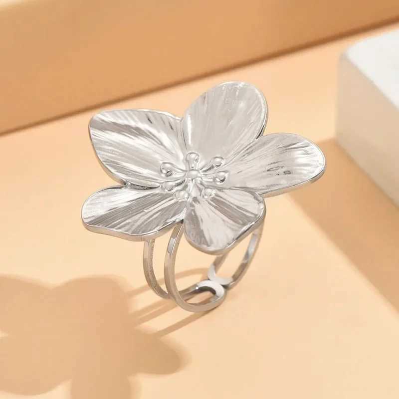 Elegant stainless steel gold floral ring suitable for women new open ring finger punk wedding jewelry giftXJ250412