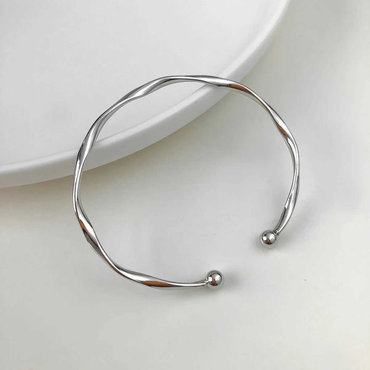 Simple Trendy Irregular Mobius Twist Open Cuff Bangle Bracelets For Women Gold Color Adjustable Jewelry Noeud Armband PulseirasC250411
