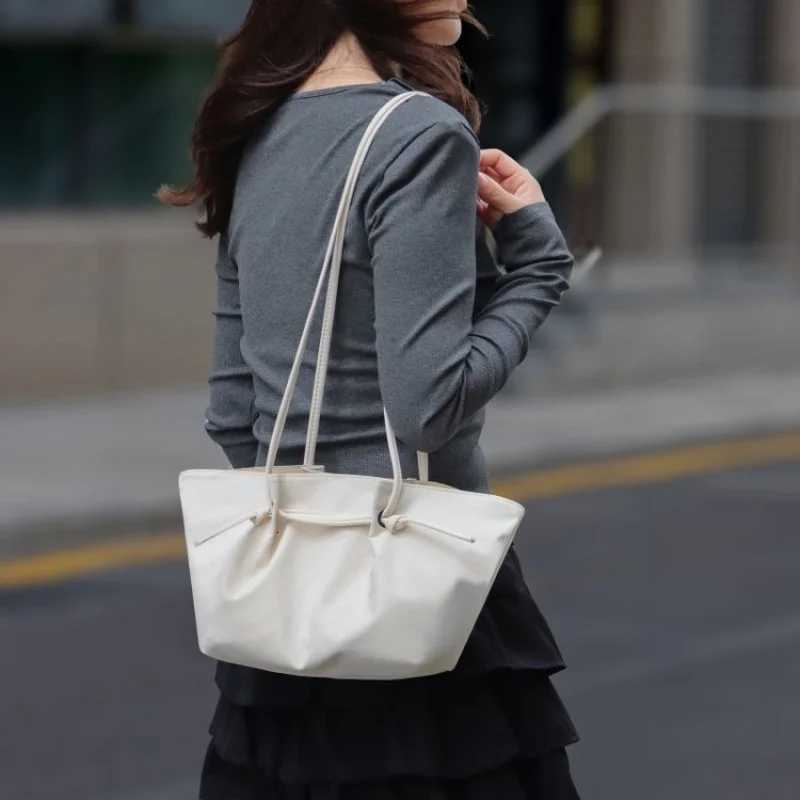 Popular Classic Leather Tote Bag For Ladies - Elegant Shoulder Carry Handbags With Durable Design From Famous BrandW251111