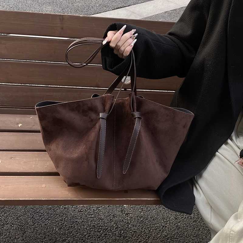 Light Luxury Fi Casual Large Capacity Womens Tote Bag 2025 Spring New Advanced Sense Versatile Commute Shoulder BagXJ250412