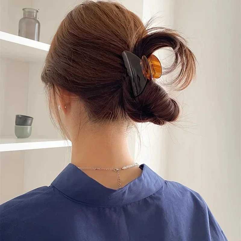 French womens elegant vinegar hair clip medium-sized sweet shark clip exquisite girl hair clip headband 2024 Y2504012