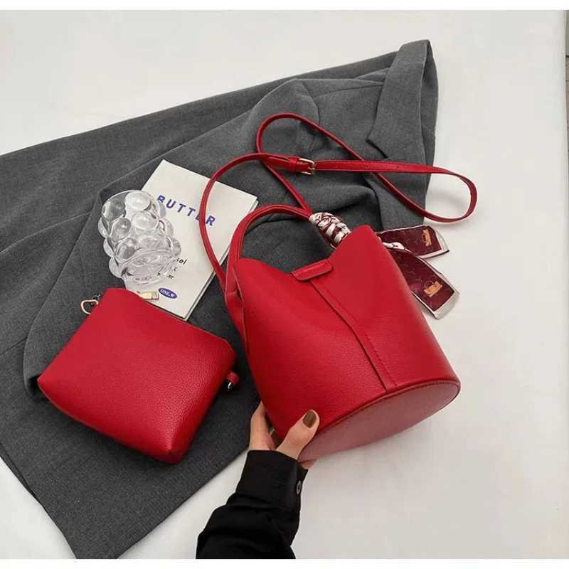 Luxury womens shoulder bag and cross bag red PU bucket dual-use womens bag 2024 Fi Versatile handbag and walletXJ250412