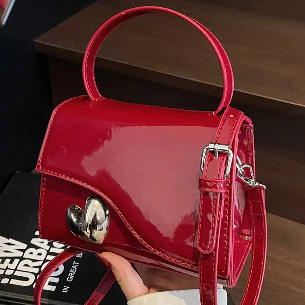 Trendy Patent Leather Square Crossbody Bags Women Hand-held Small Flap Bag Single Shoulder Bag Heart Design Commuter HandbagT2511112