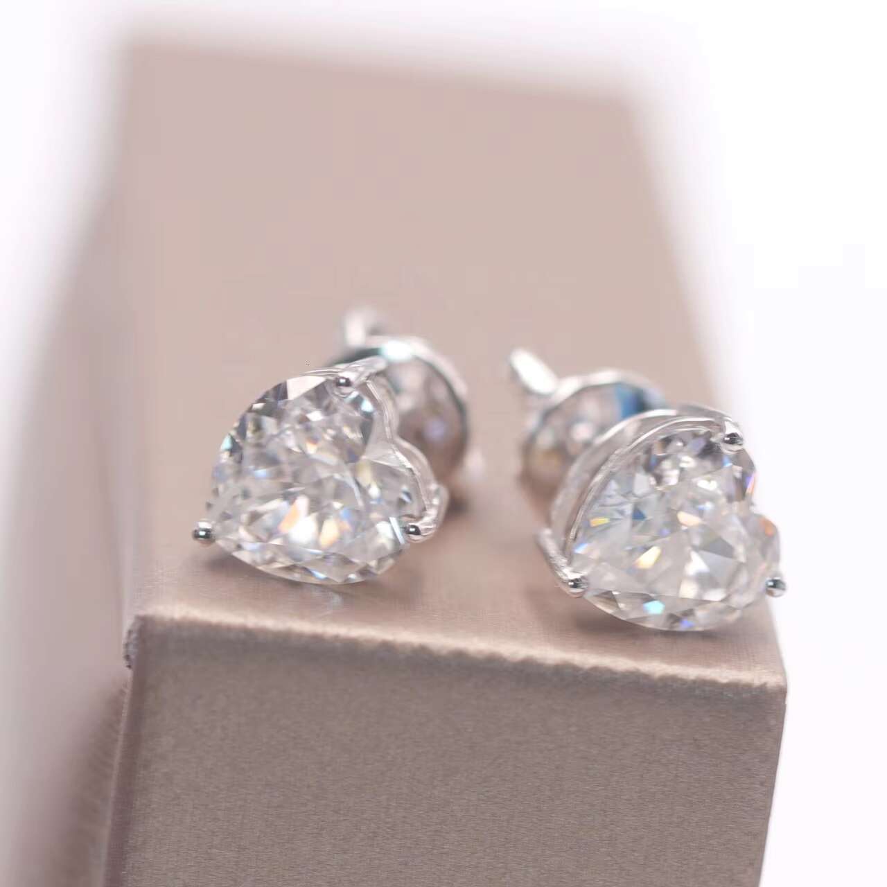18K AU750 White Gold Jewelry Snowflake Shiny Light Brilliant Color Crush Ice Cutting Heart Shape Moissanite Earring Pair
