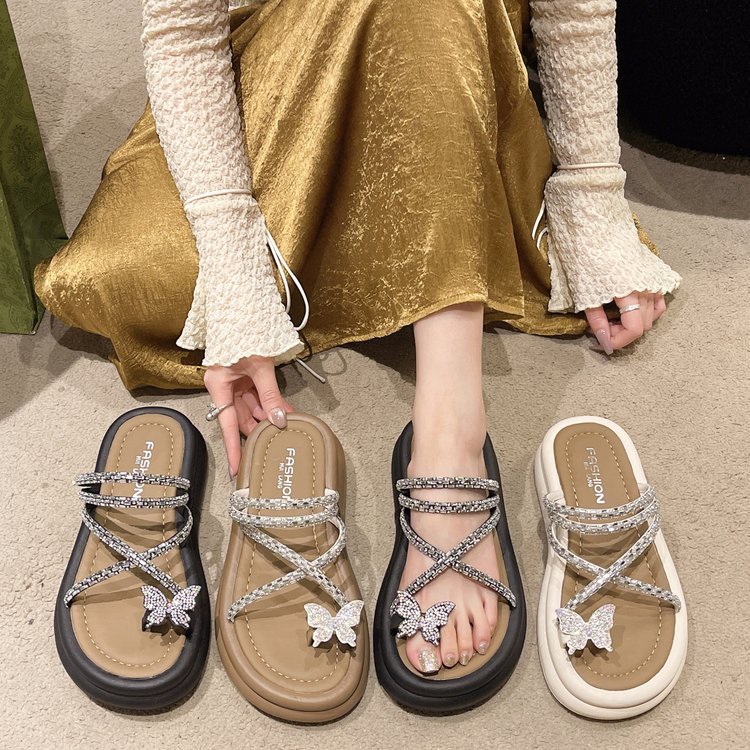 Ladies 2025 summer new French rhinestone fashion fairy slippers wear flat casual clip-on toes with a skirt beach flip-flops