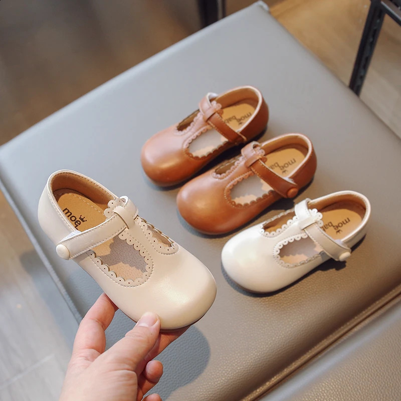 Childrens T-belt leather shoes girls hollow shoes princess shoes boys breathable apartment beige brown childrens baby childrens summer and autumn 2504