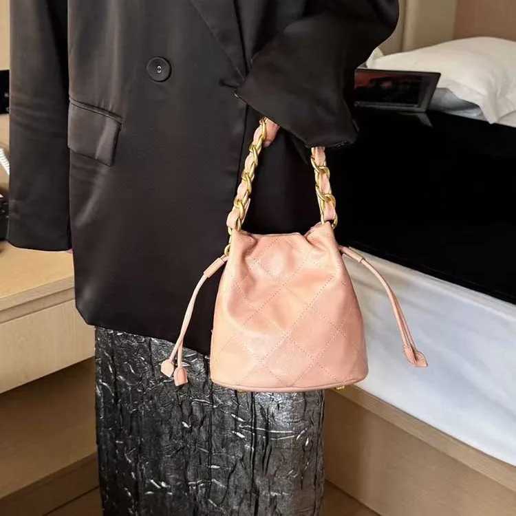 Luxury designer leather quilted dry bucket bag suitable for women with chain strap cross body handbag used for daily commutingXJ250412