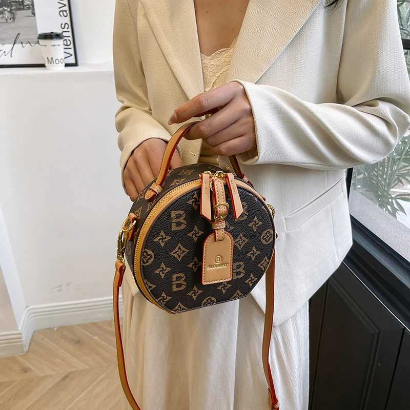 Fashionable Commuter Crossbody Bag - Casual Vintage Leather Handbag with Large Capacity ArtW251111