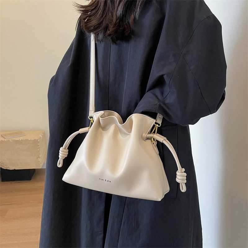 Womens pleated bucket bag solid color PU leather Versatile cross body bag fashion cross body top handbag shopping travel workXJ250412