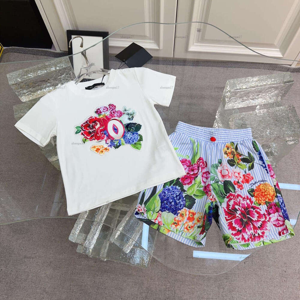 Top girls T-shirt set child two-piece baby tracksuits kids designer clothes Colored flower pattern T-shirt and shorts A149X05N150