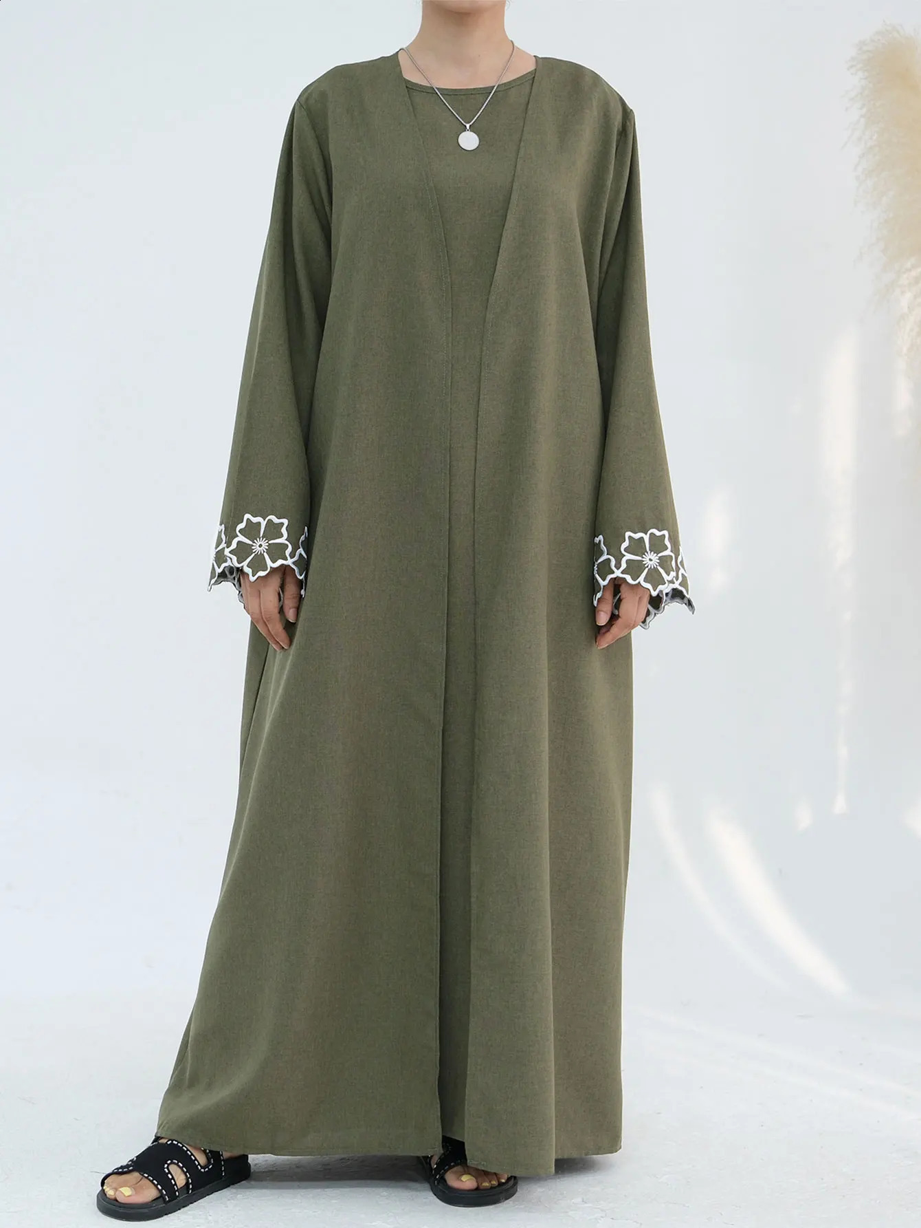 Saudi Arabias Army Green Abaya Robe ed Flower Cuffs Fashionable Muslim Womens Attic Suitable for Middle Eastern Fashion Enthusiasts 250411