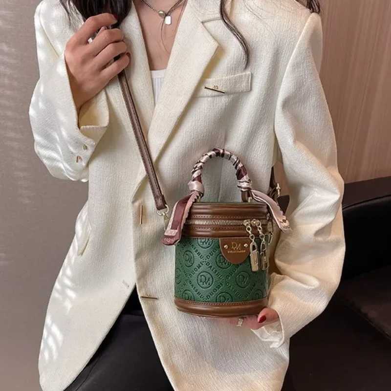 New high-quality womens autumn niche design cross body bag popular womens ribbed portable bucket bagXJ250412
