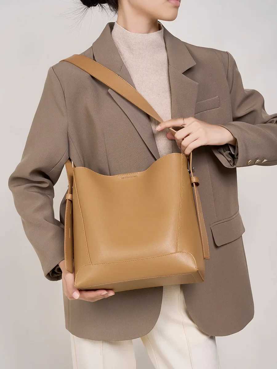 Womens Fi luxury designer handbag womens fashion handbag womens fashion casual handbag large capacity cross body bagXJ250412