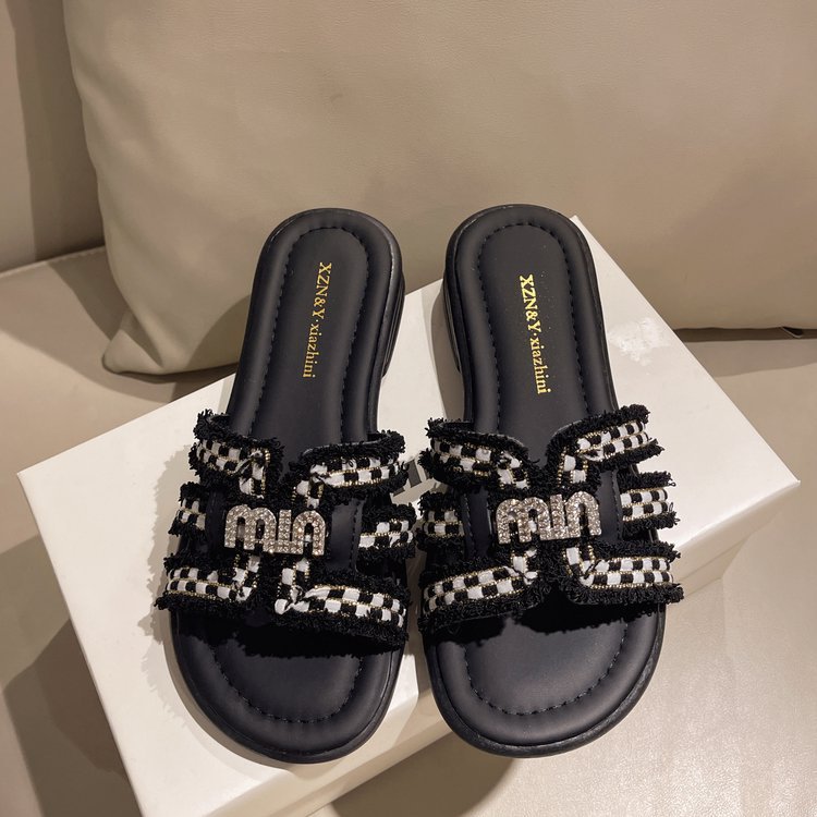 Ladies 2025 summer slippers outside wearing new summer female shoes fairy everything look flat beach flip-flops