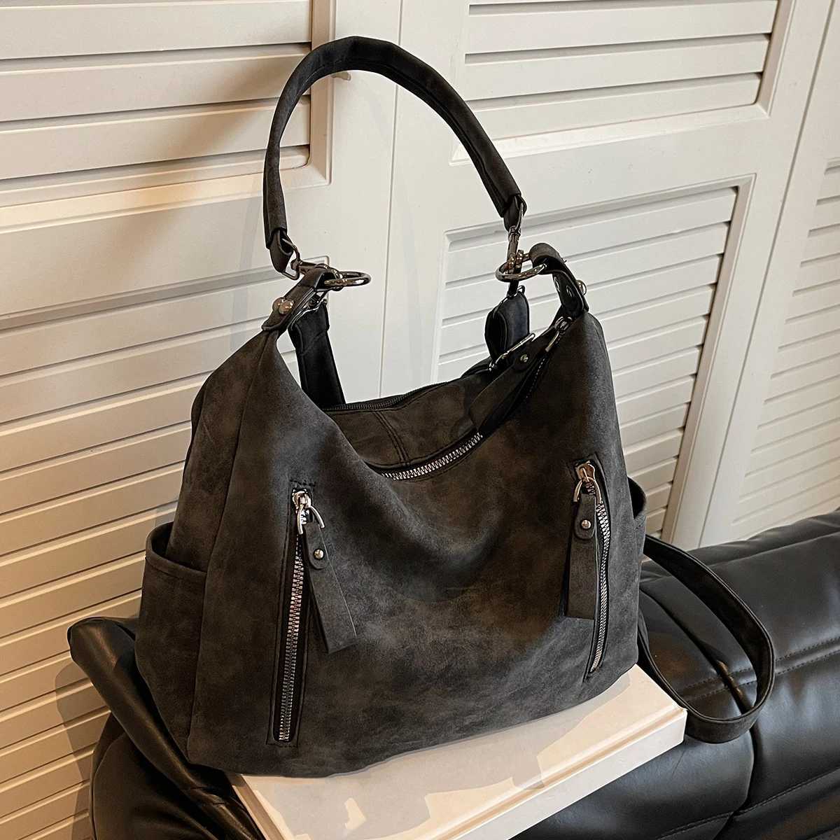 Fashion new large-capacity womens bag versatile retro messenger bag daily simple popular one-shoulder commuter tote bagT2511112