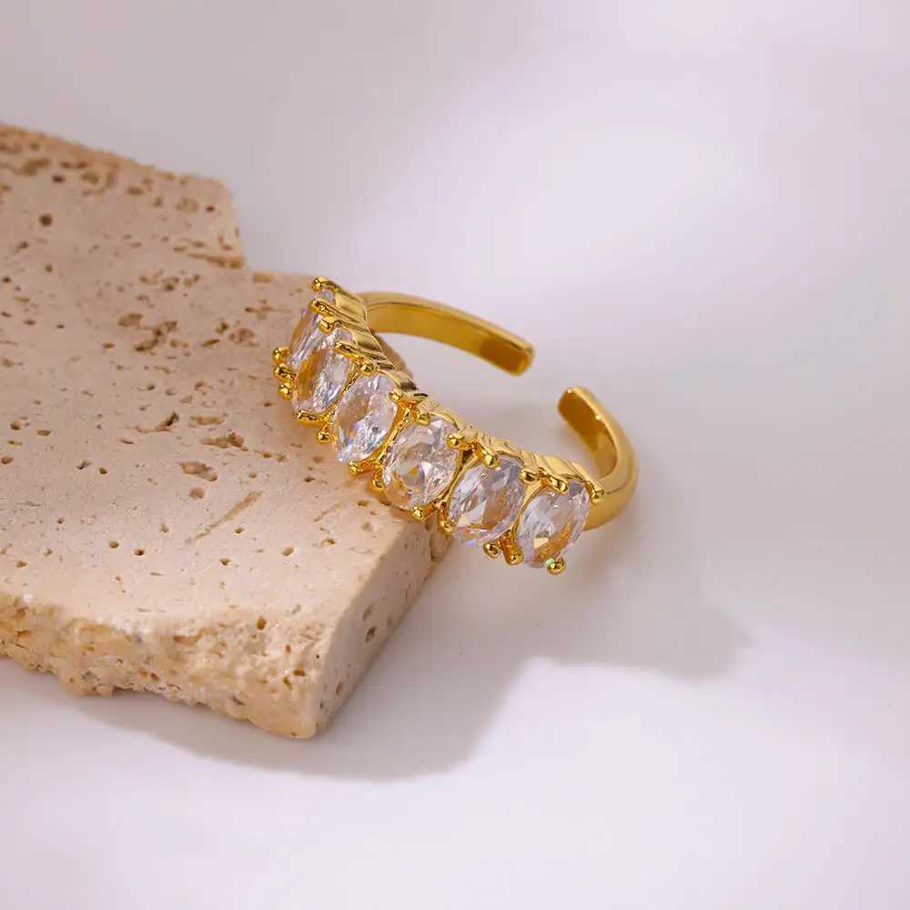 Zircon Geometric Heart Ring Womens Stainless Steel Gold Wedding Ring Luxury Aesthetics Jewelry Couple Gift 2024XJ250412