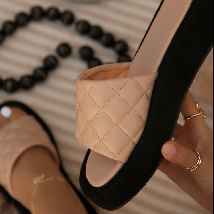 Large size shoes 2025new summer thick soled beach sandals women's slippers