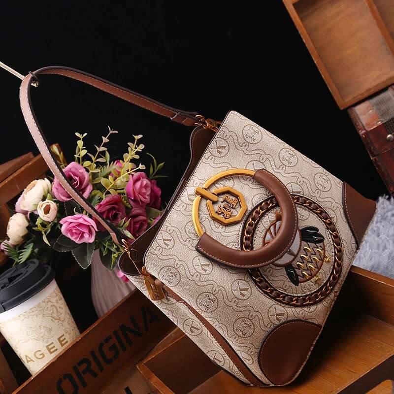 Light Brand Women's Handbag 2025 New Autumn And Winter High-End Designer Single Shoulder Crossbody Fashion Bucket Bag
