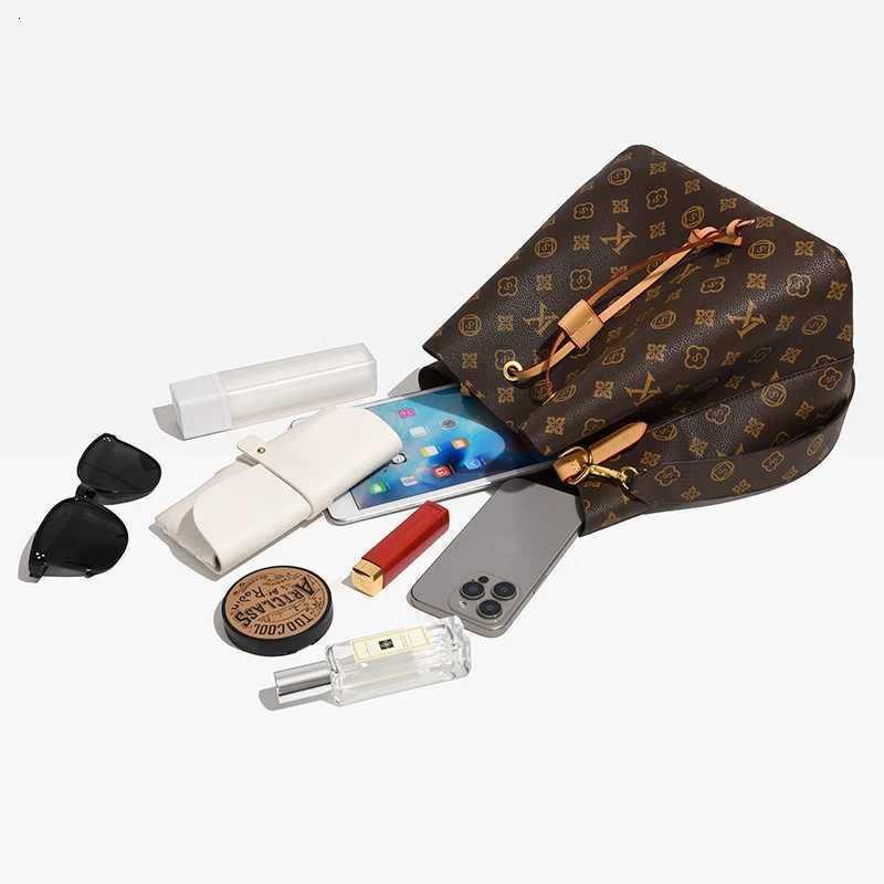 Elegant Shoulder Bag In Leather For Women With Adjustable Strap Crossbody Handbag From Luxury Brand Famous DesignerW251111