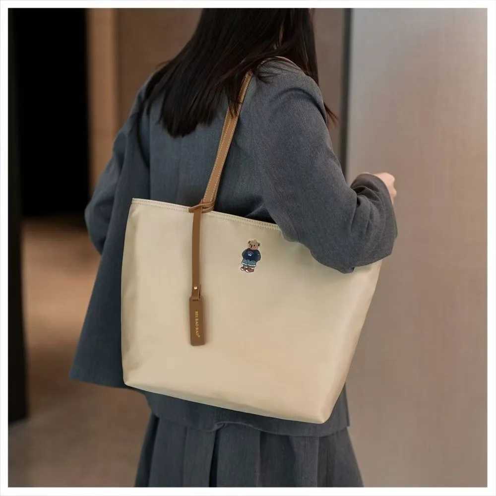 Tote bag ladies 2025 new handbag embroidered small bear nylon bag large capacity class commuting shoulder bagW251112
