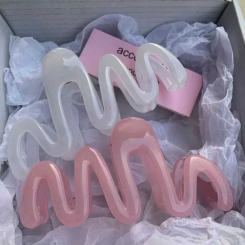 2023 Color Jelly Wave Hair Claw Womens Fashion Design Korean Sweet Simple Irregular Hair Clip Wear Wholesale Y2504012