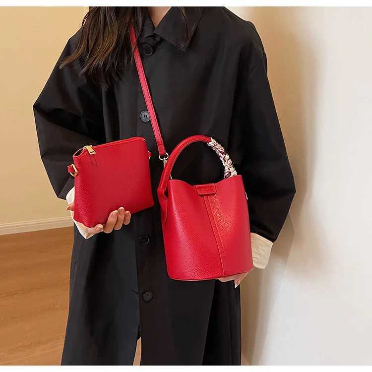 Luxury womens shoulder bag and cross bag red PU bucket dual-use womens bag 2024 Fi Versatile handbag and walletXJ250412