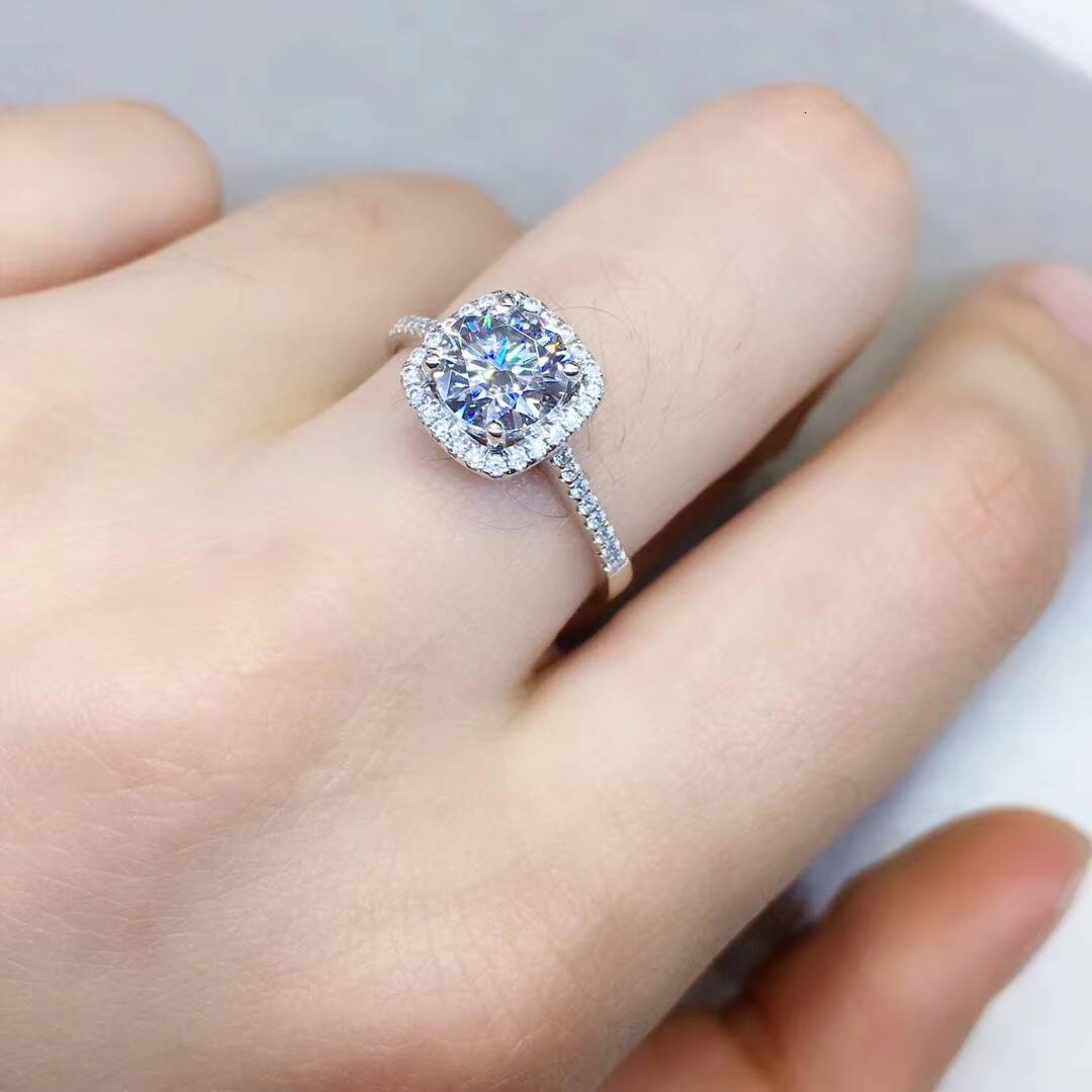 Classic Trendy 1ct Cushion Look Halo 14K White Gold 65mm Moissanite Gemstone Ring for Girls 18K Inlaid Fashionable