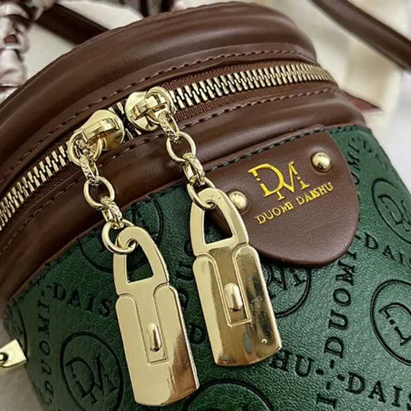 New high-quality womens autumn niche design cross body bag popular womens ribbed portable bucket bagXJ250412