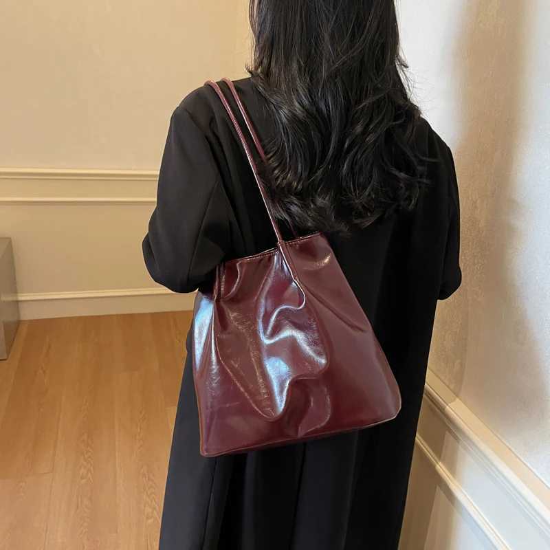 New Womens Large Capacity Fashion Handbag Solid Color Fashion Bucket Bag Womens Fi PU Shoulder BagXJ250412