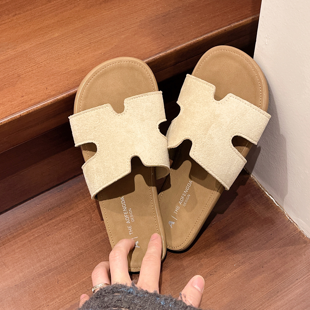Flat bottomed slippers free Shipping sandals Designer Soft soled slippers One word dragging Wearing beach shoes outside
