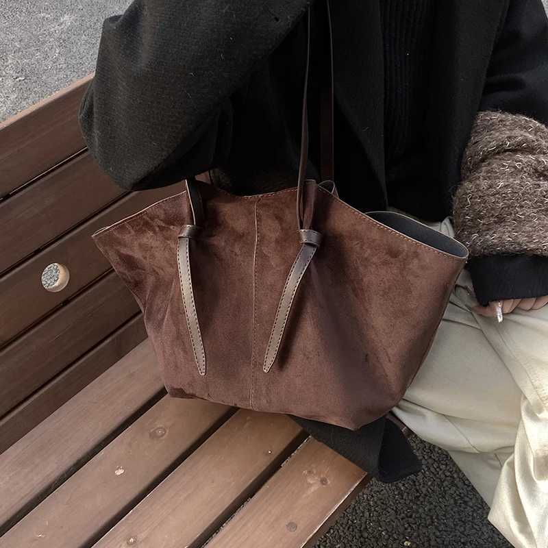 Light Luxury Fi Casual Large Capacity Womens Tote Bag 2025 Spring New Advanced Sense Versatile Commute Shoulder BagXJ250412