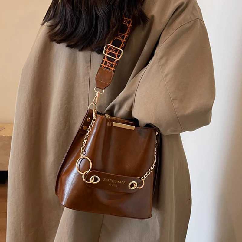 Large capacity commuting womens new one shoulder slanted bucket bagXJ250412