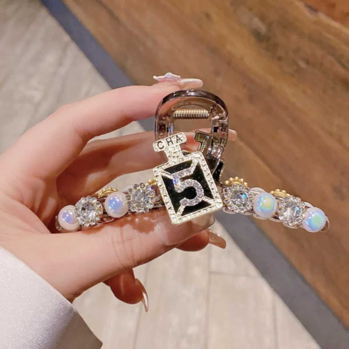 Home>Products>Luxury Womens Pearl Water Diamond Grab Clamp Versatile Shark Clamp Rear Spoon Plate Hairclip Y2504012