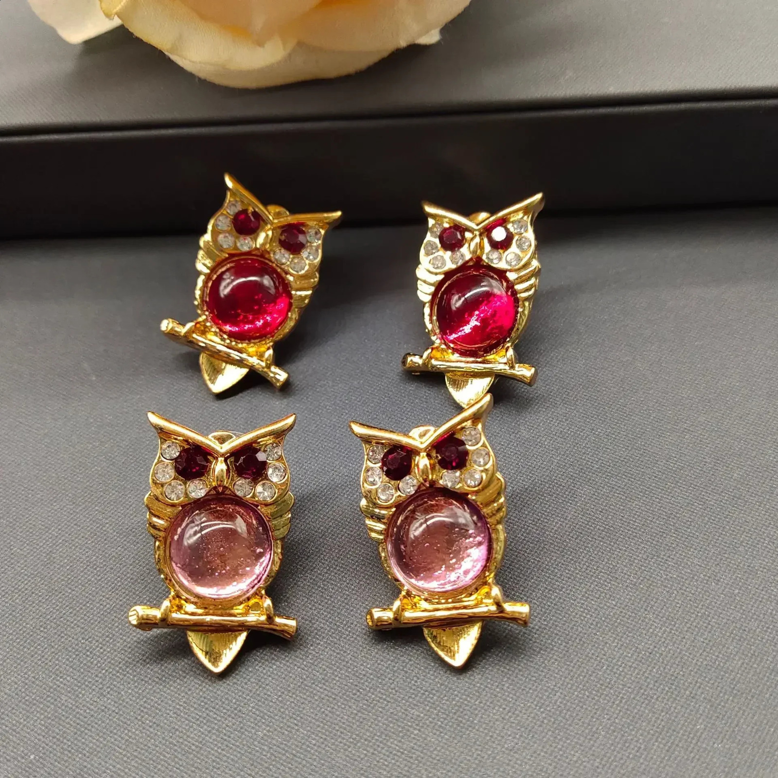 The unique and cute owl shape made of glass material is sweet and comes in two colors red and pink earrings 250409