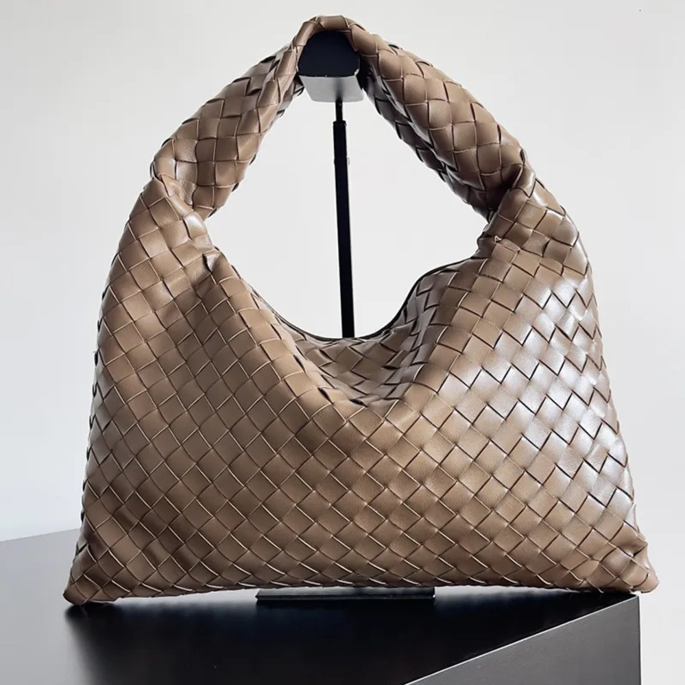 Designer Tote bag Pinecone Large hop shoulder Bags Intrecciato Woven Calfskin Leather Internal Zippered Pocket Flap Closure Secured for Women purse