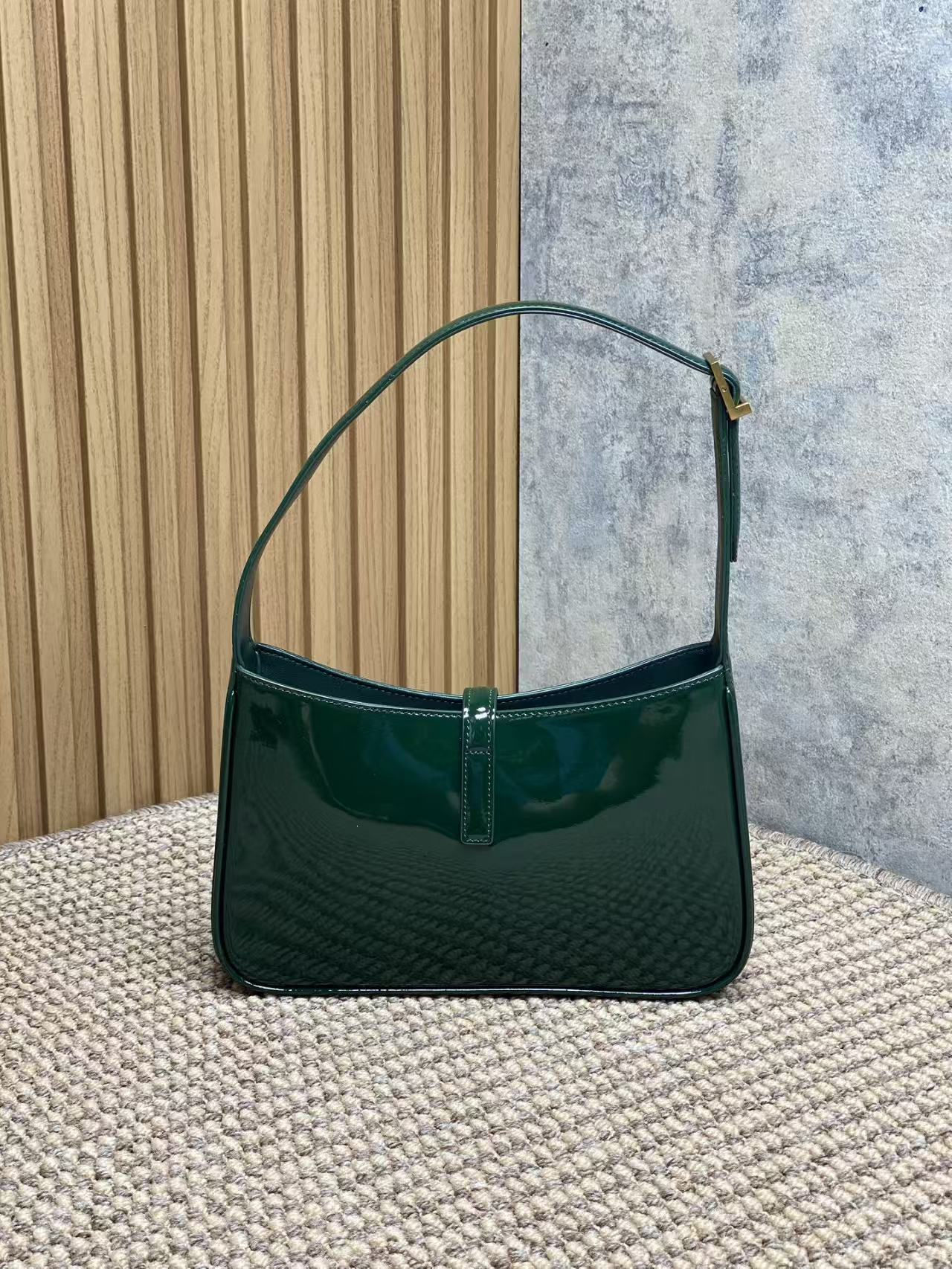Fashionable women's shoulder bag, available in three styles: trendy crocodile texture, shiny patent leather, and woven straw,with Optional Matching Card Holder