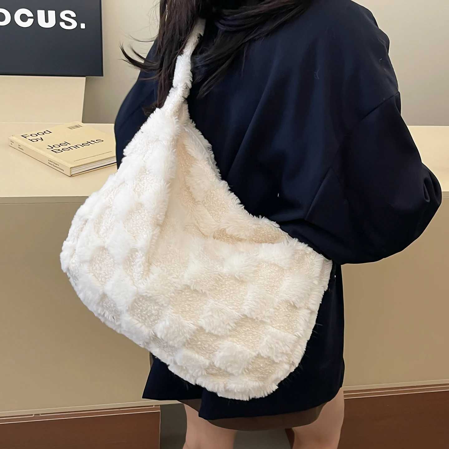 Fuzzy Tote Bag for Wen Fall Winter Plush Soft Shoder Bag Handbag Large Fleece Crossbody Purse for Daily Use Shopping Wor H251111