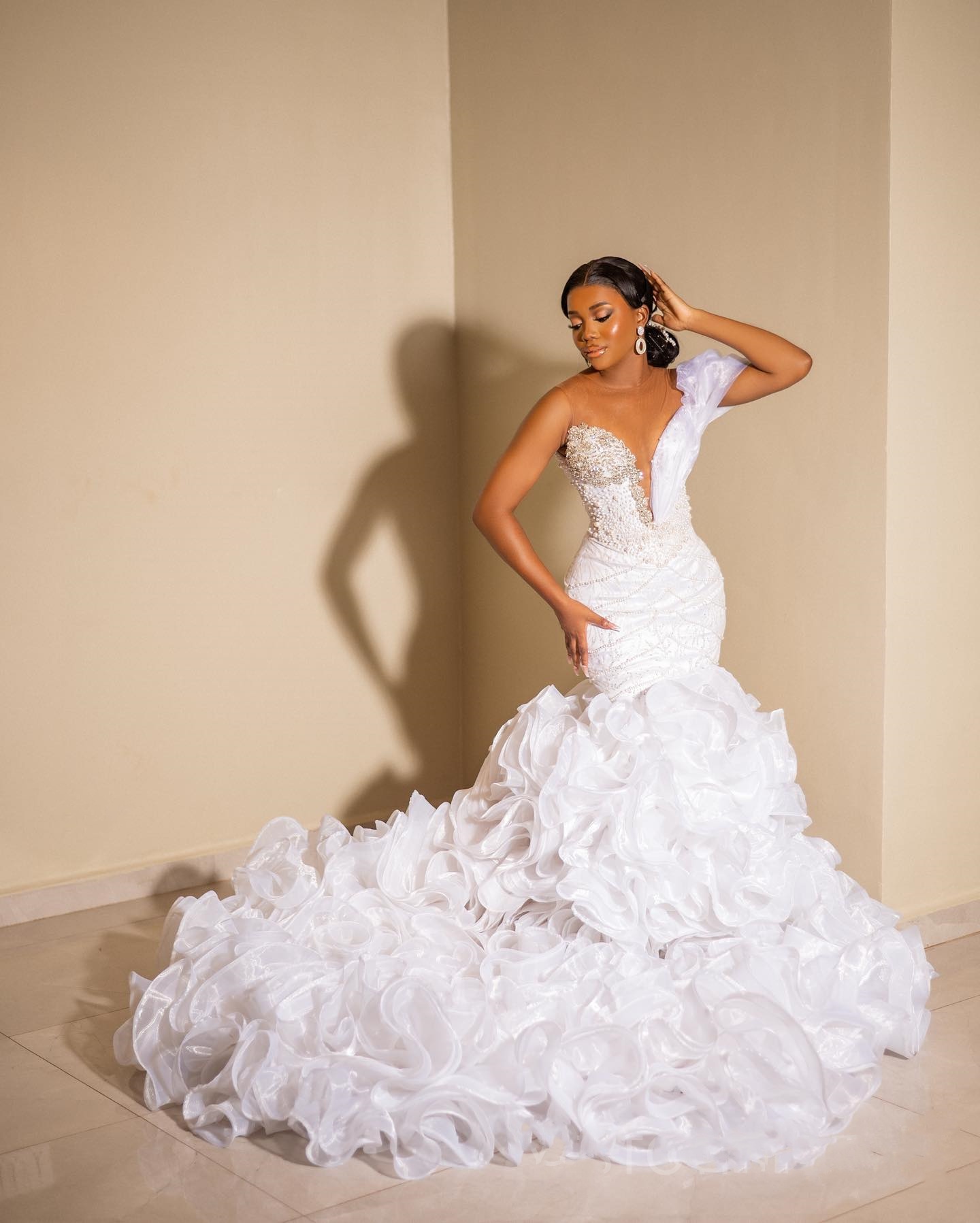 Plus Size Pearls Mermaid Wedding Dress Diamonds O Neck Sleeveless Bride Gowns Ruffles Ruched Sweep Train Bridal Dresses Customized