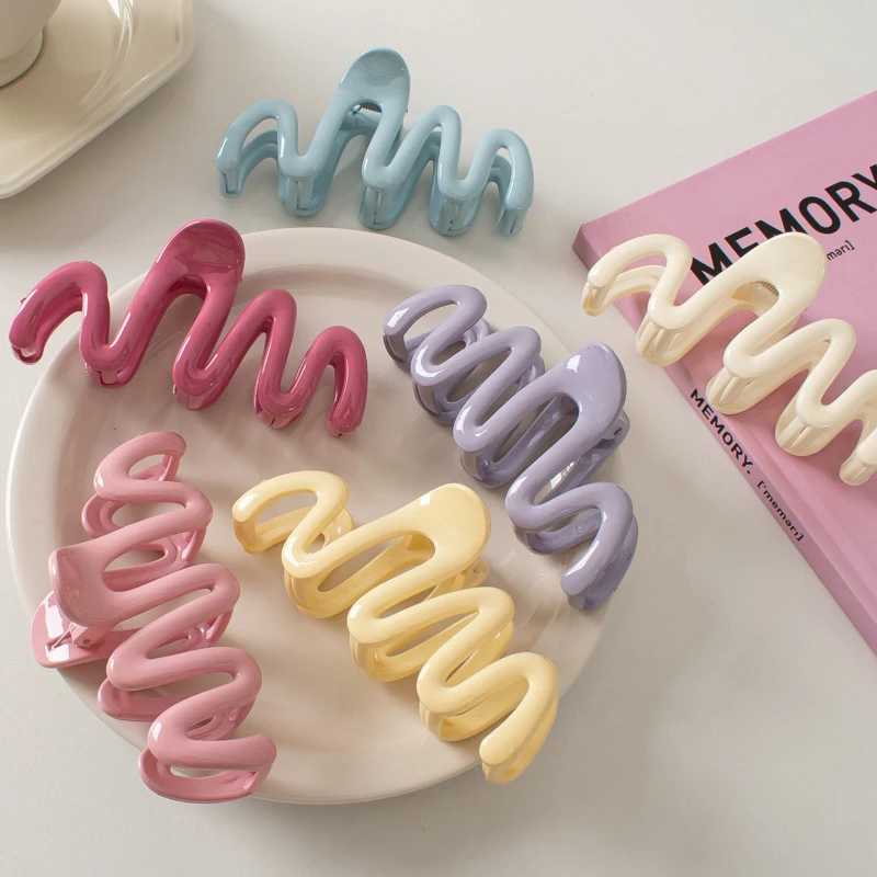 Dopamine cream geometric wavy line back hair claw hair claw clip womens hair clip ponytail hair accessories Y2504012