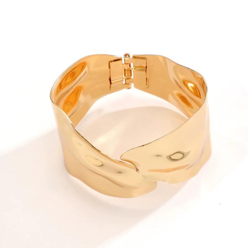 Elegance: Statement Golden Wave Cuff Bracelet