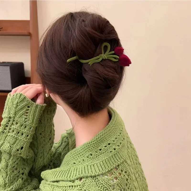 Plucked tulip hair clip womens clothing twisted sponge clip large hair clip headwear high-end single thread accessories. Y2504012