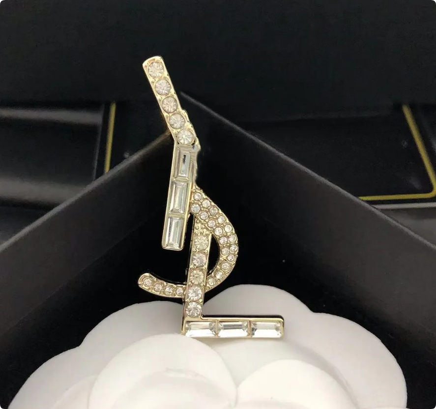 Designer Brooches Letter Brooch Jewelry Woman Mens Pearl Rhinestone Brooch Luxury Wedding Party Gift