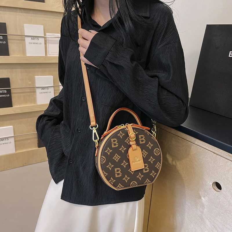 Fashionable Commuter Crossbody Bag - Casual Vintage Leather Handbag with Large Capacity ArtW251111