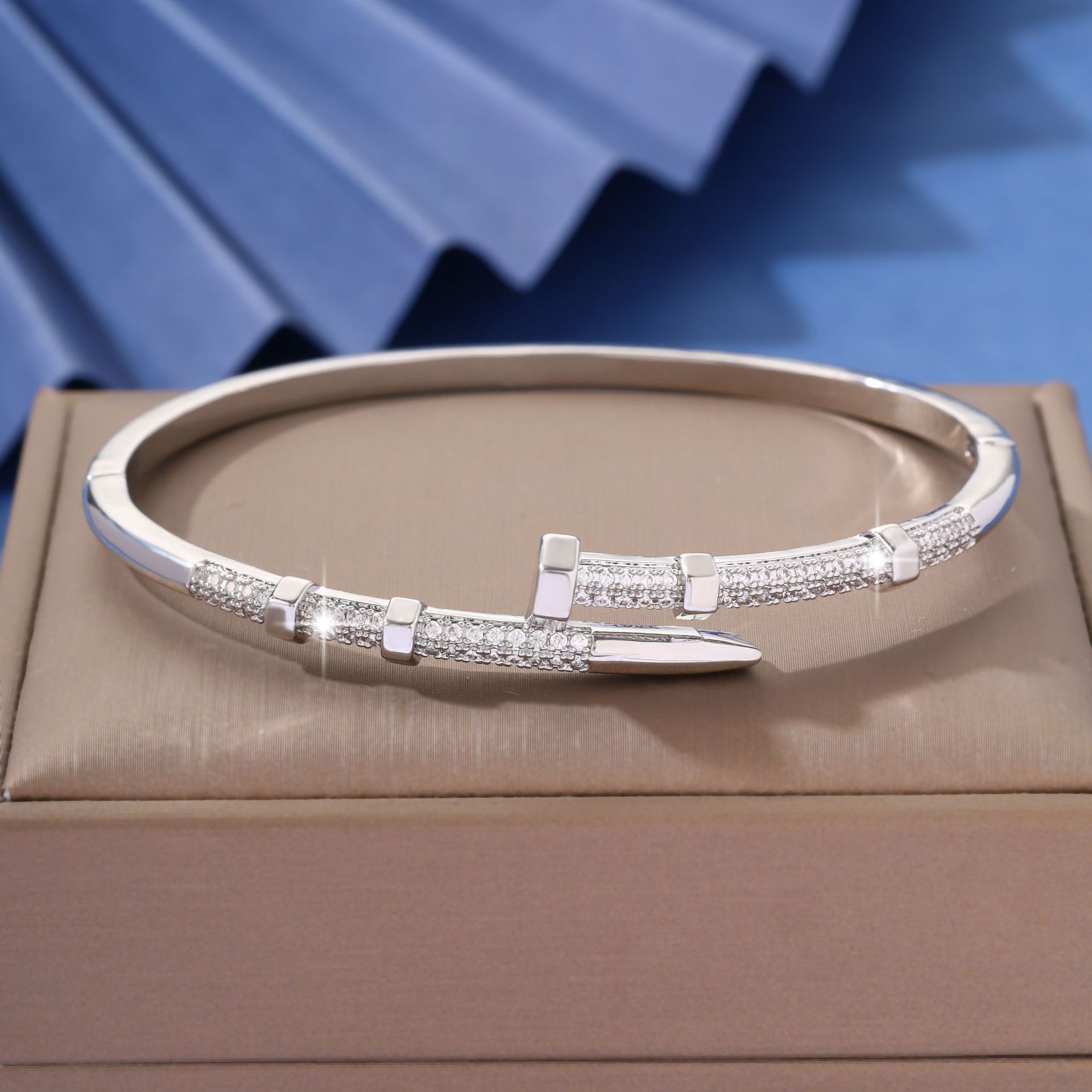 Fashion Designer Bangle Cuff Bracelets Paved AAA Zircon Diamond Nail Cross Shape Gold Plated Trendy Versatile Jewelry Factory Wholesale