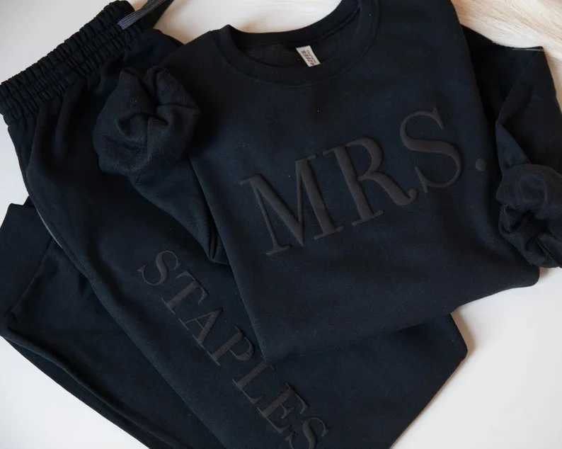 POD customization Custom Embossed Bridal Mrs Sweatshirt New Mrs Pullover Bride Sweatshirt Bride to Be Sweater White or Black Jogger SetT251112
