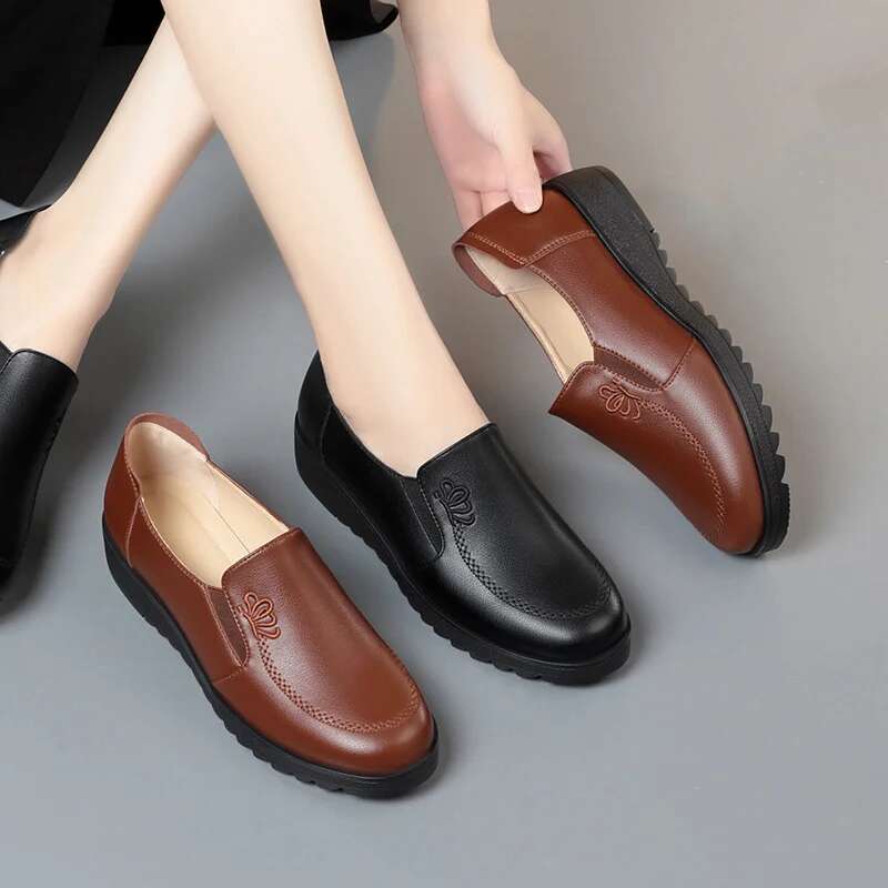 2025 new flat shoes with soft round toe, flat bottom, anti slip, women's casual designer, fashionable leather shoes